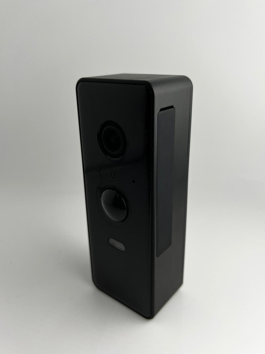 Black 2K resolution camera on a white background.